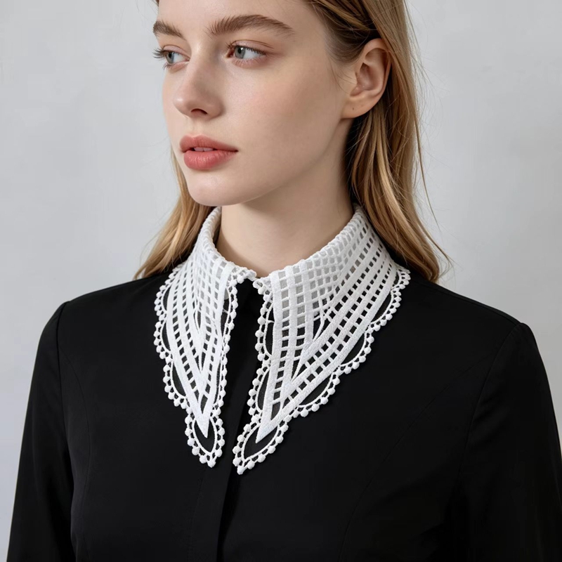 Lady White Ruffled False Colla - Embroidery recension och pris